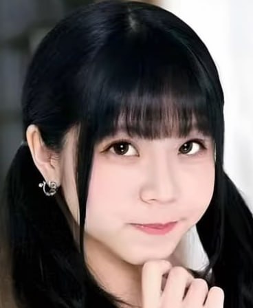 #高中生   #萝莉   #口交   #颜射  日本超级卡哇伊的双马尾高中生萝莉永野一夏跟金主爸爸的性爱视频流出露脸口交群p浓稠的精液射了一脸太会玩了 完整版在评论区