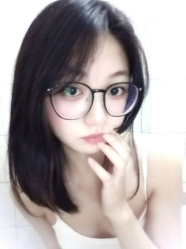 #少女 #学生 #眼镜妹 #母狗家人们 这个我是真喜欢，白袜子称得上是画龙点睛之笔 好色😍😍😍#少女 #学生 #眼镜妹 #母狗家人们 这个我是真喜欢，白袜子称得上是画龙点睛之笔 好色😍😍😍