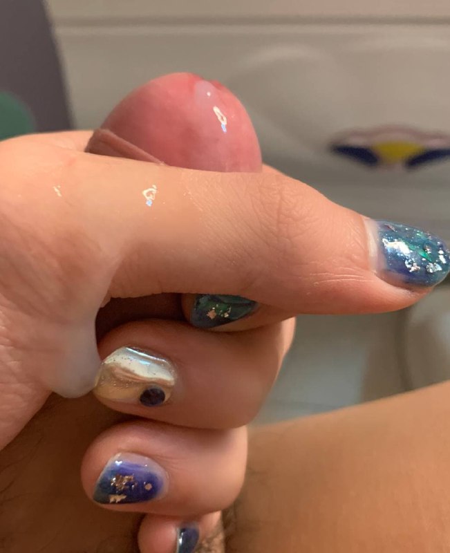 #网红  #ts #伪娘 冰山美人莉莉坐在那根粗大的按摩棒上，透明的爱液顺着大腿内侧流下来，把粉色的丝袜都打湿了一大片